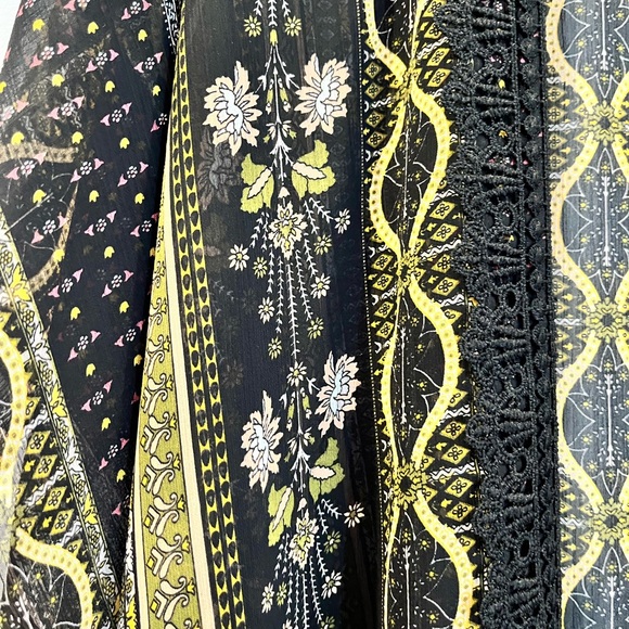 Loose open kimono style top with embroidered edges. - Picture 2 of 4